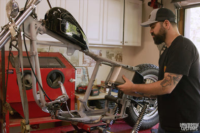 Video: How To Install A Gasbox Horseshoe Oil tank for Harley-Davidson 4 speed Swing Arm Frames